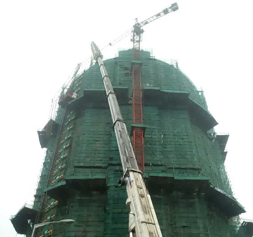 咸安吊车在工地上作业
